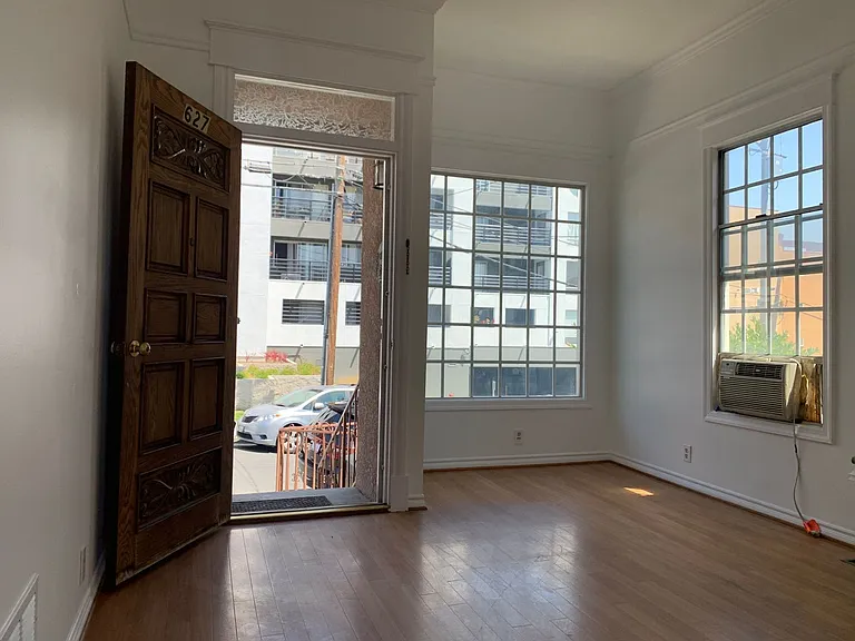 627 N Hill Pl — Photo 3