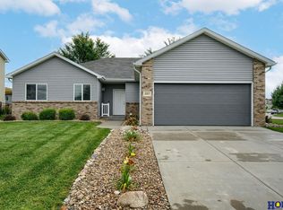 8801 Prairie Village Dr, Lincoln, NE 68507