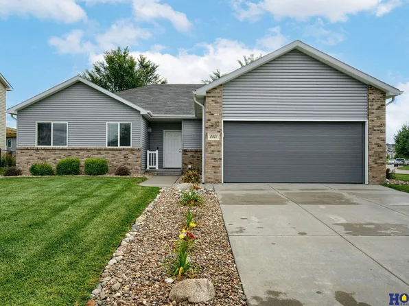 8801 Prairie Village Dr, Lincoln, NE 68507