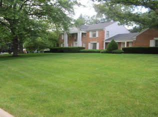 574 Crest Ct, Lake Forest, IL 60045