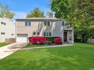 40 Flower Ln, Roslyn Heights, NY 11577