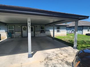 907 E 3rd St, Lampasas, TX 76550