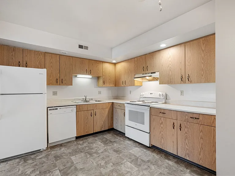 168 Lewis St — Photo 9
