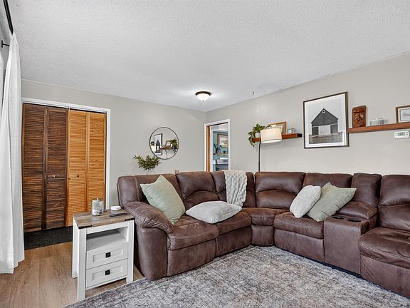 3rd image of 805 Willow Ln