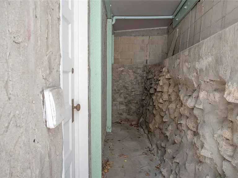 2620 Commodore St — Photo 20