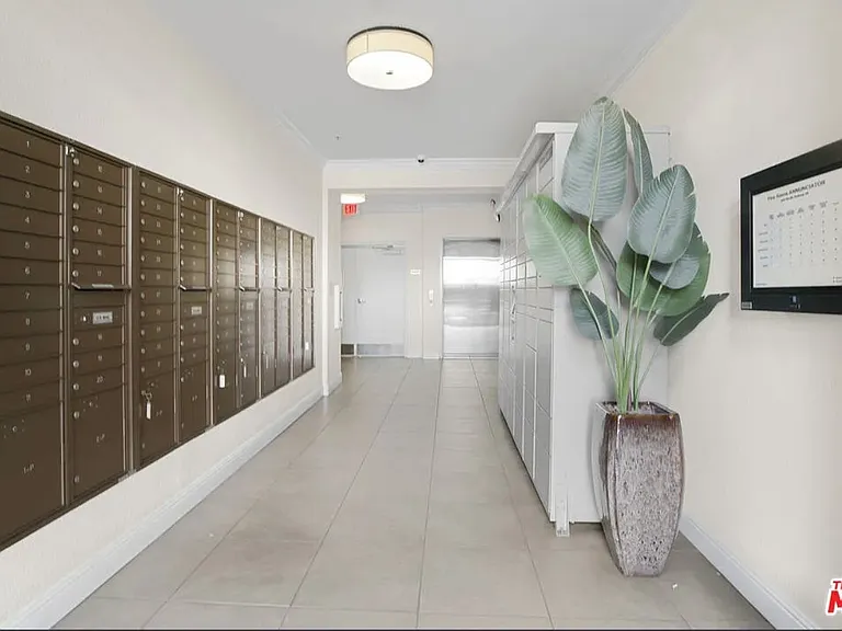 360 W Avenue 26 — Photo 2