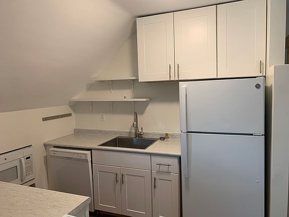 5th image of 296 Hilldale Ave #3