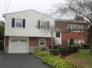 4 Samoset Cir, Medway, MA 02053
