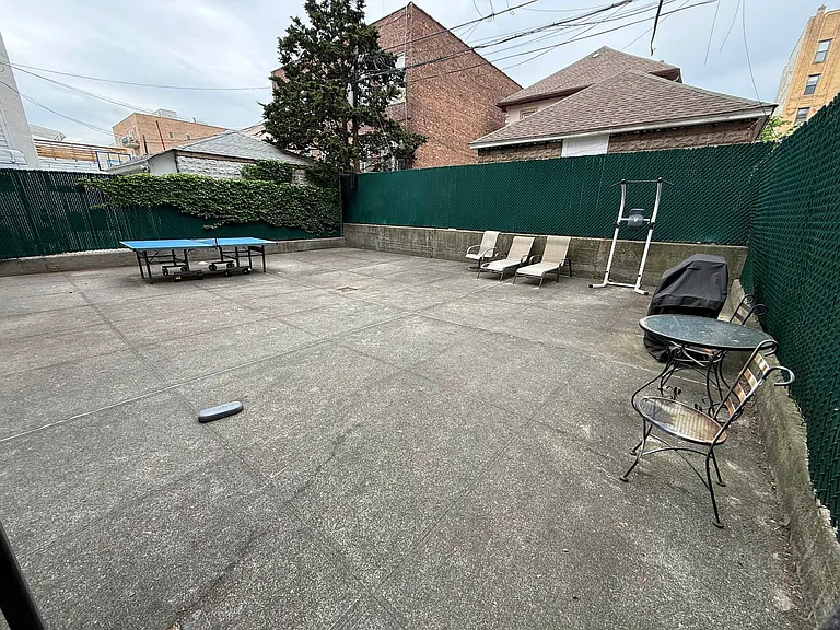 1587 W 4th St #1B — Photo 14