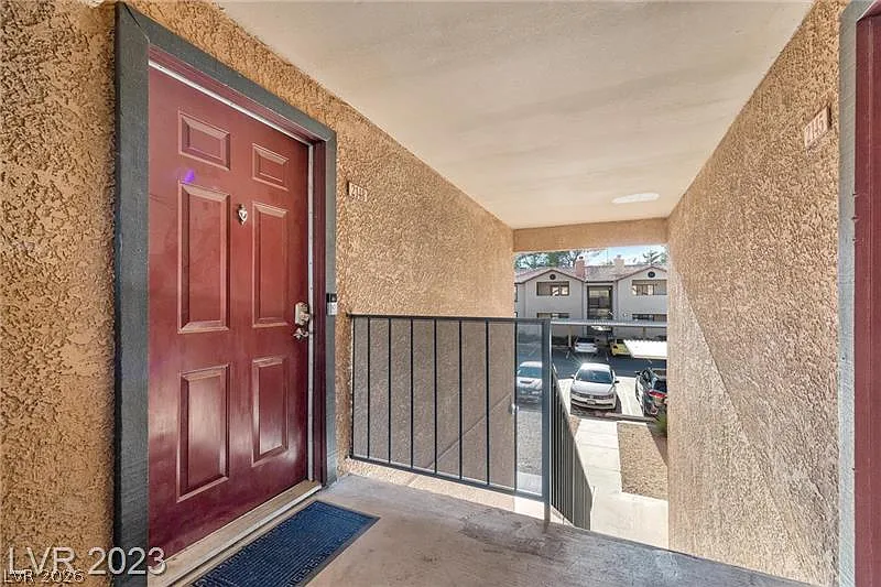 1 bed, 1.0 bath, 720 sqft, $1,200 — Photo 2