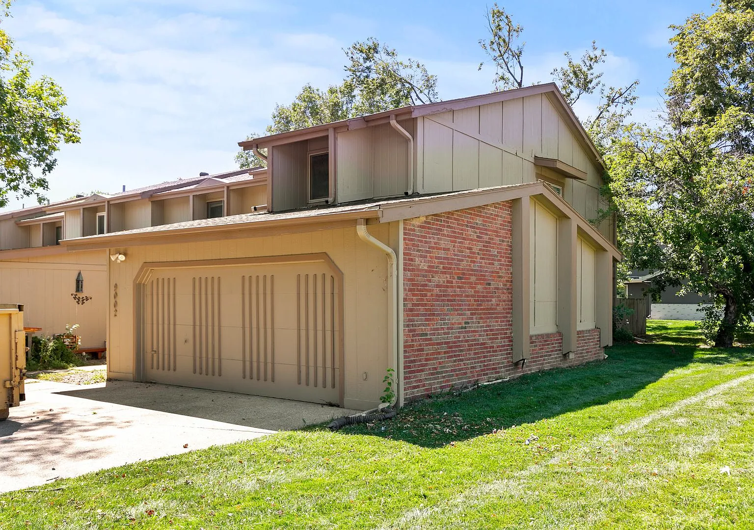 Spacious 3 Bedroom/ 3 Bath Townhouse — Photo 1