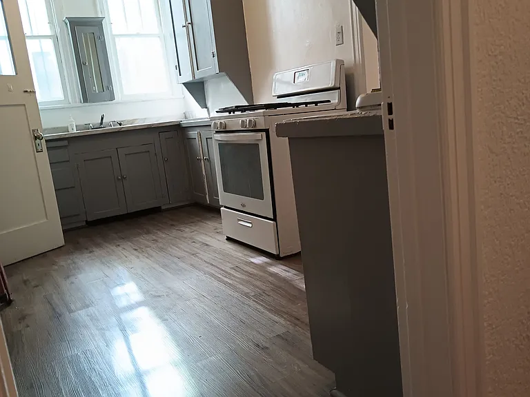 427 N Genesee Ave — Photo 8