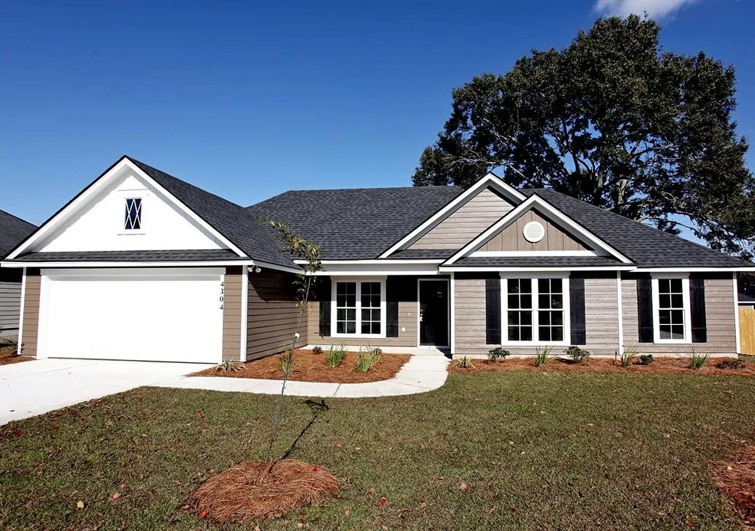 Stunning 4-Bedroom Home with Modern Amenities in Valdosta's Northlake Subdivision — Photo 1