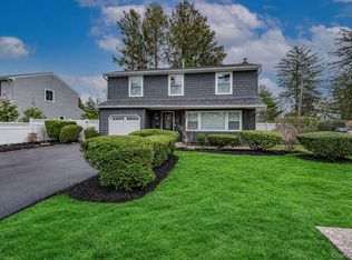 904 4th St N, East Northport, NY 11731