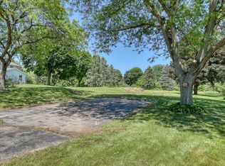 W264N4916 Bayberry Dr, Pewaukee, WI 53072