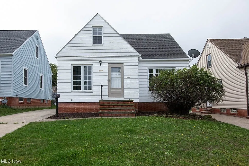 8715 Pinegrove Ave photo 1