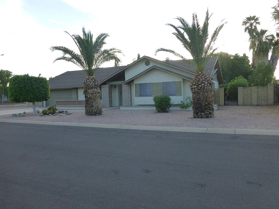 Attractive, easy-maintenance front yard. 2.5 car garage.