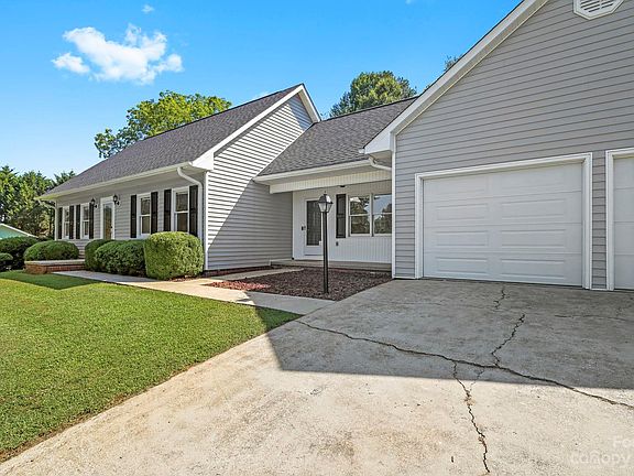3rd image of 1108 Woodbine Pl NE