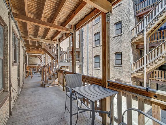 4th image of 3505 N Pine Grove Ave APT 1S