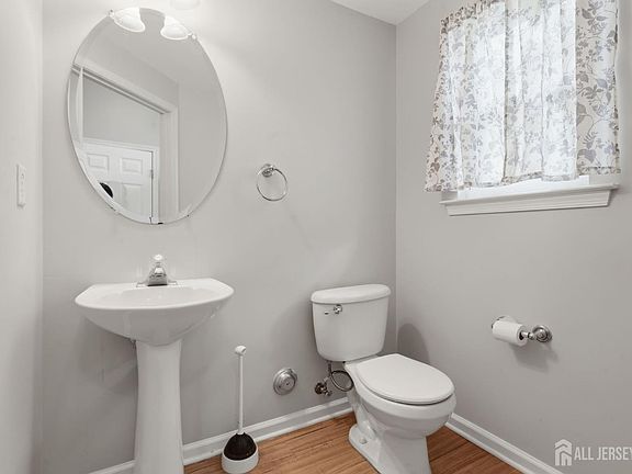 5th image of 9 Bridgepointe Dr