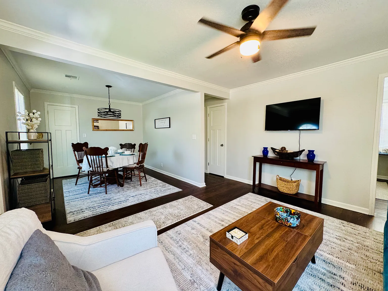2 bed, 858 sqft, $2,400 — Photo 3