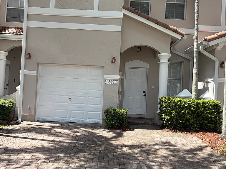12393 SW 124th Ter — Photo 1