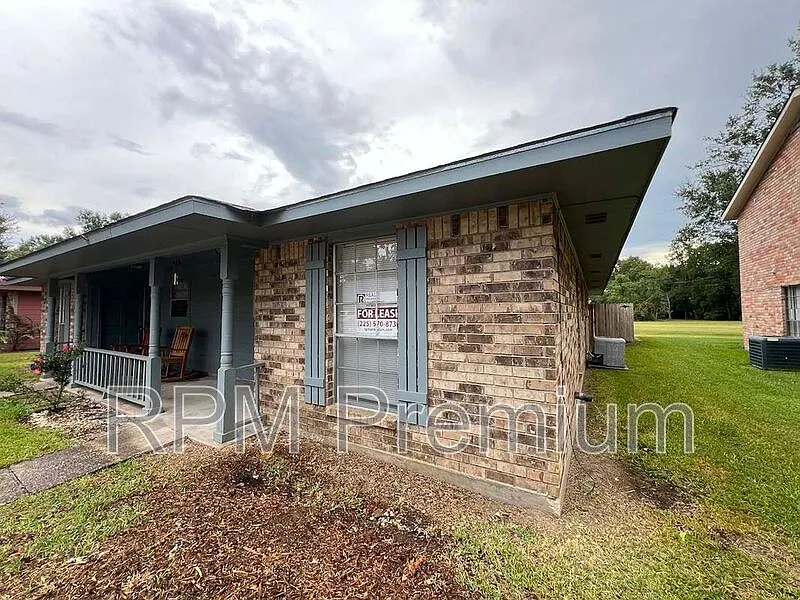 3 bed, 1.5 bath, 1174 sqft, $1,375 — Photo 1