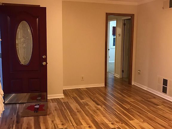 3rd image of 305 E Circle Dr