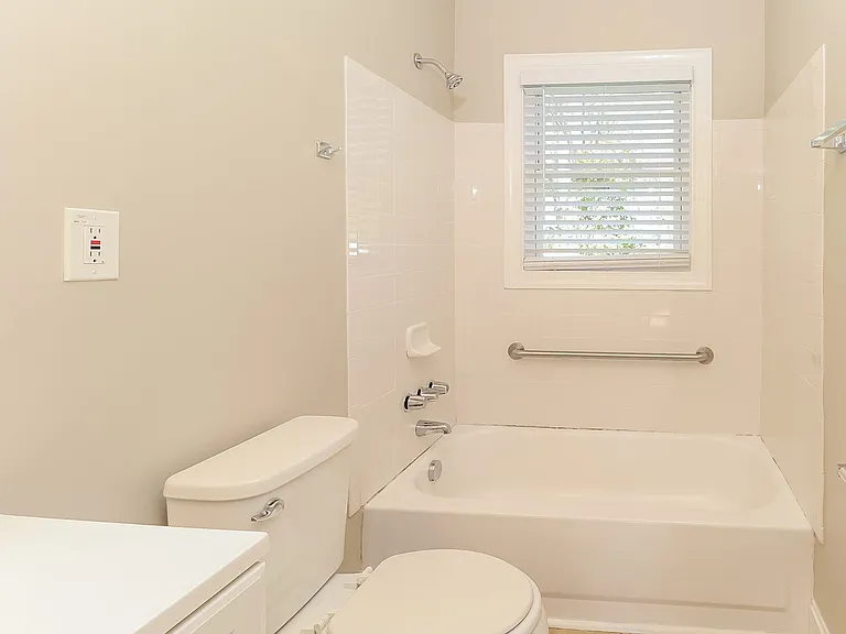 446118_028_bathroom_13588987.jpg