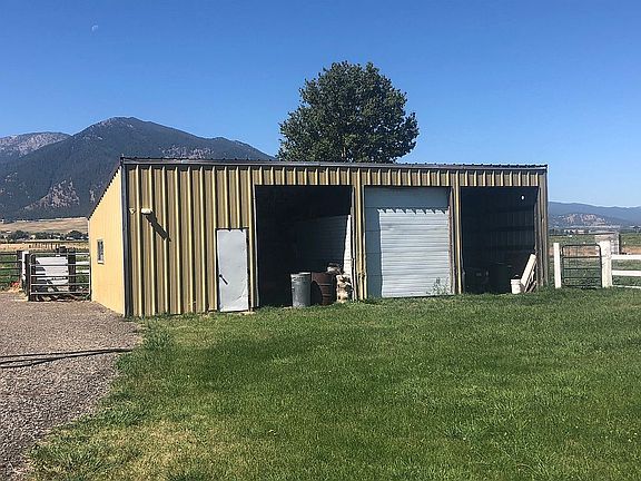 Metal shed with separate bay