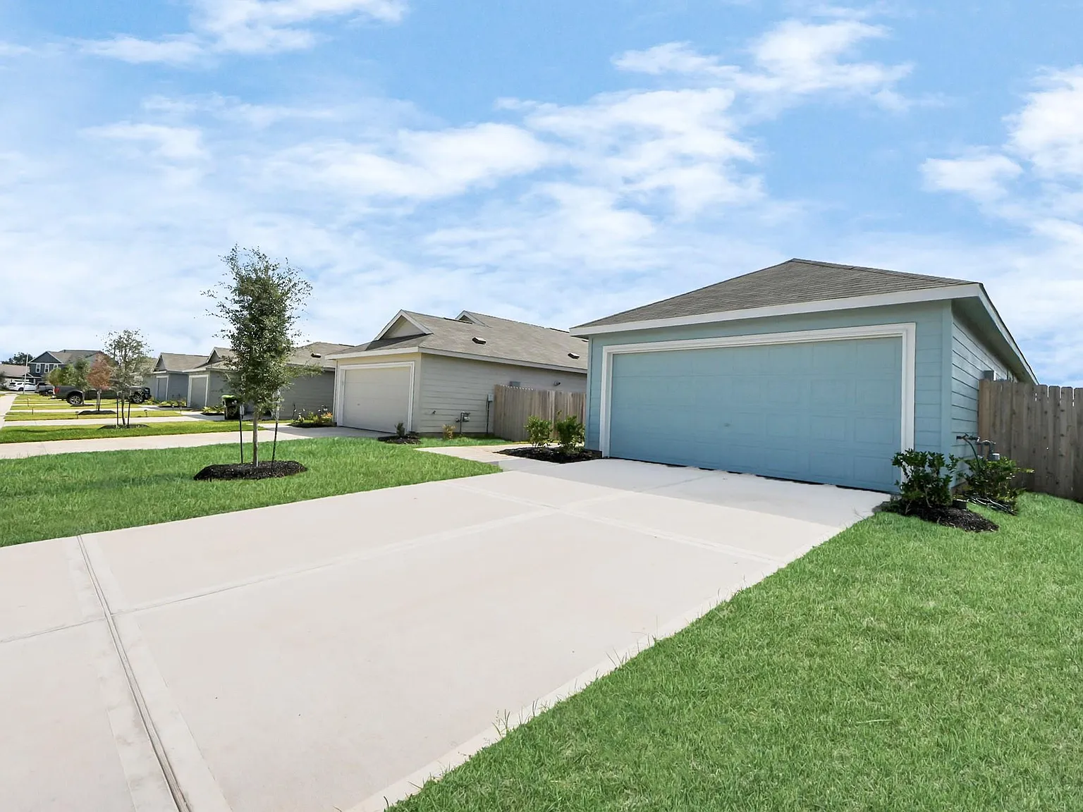 3 bed, 2.0 bath, 1411 sqft, $1,700 — Photo 3