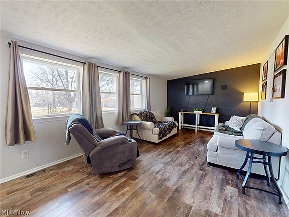 3rd image of 331 Lynn Cir NW