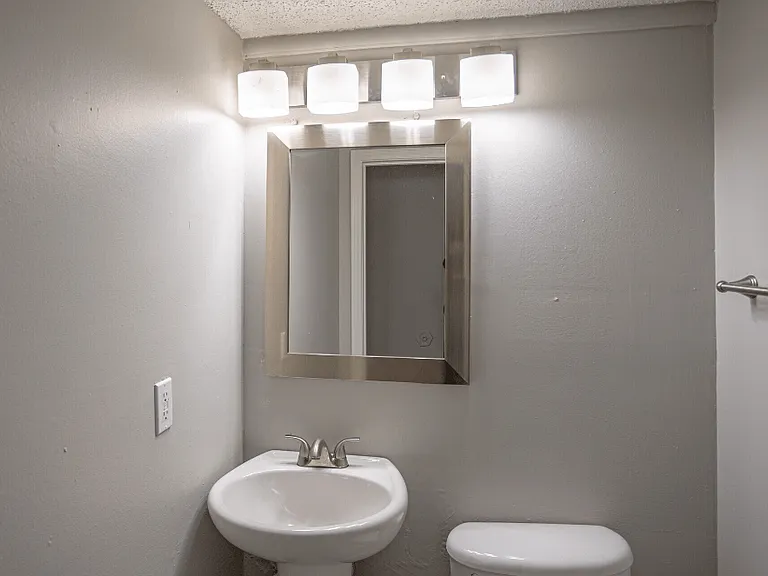 Willow Apartments — Photo 29