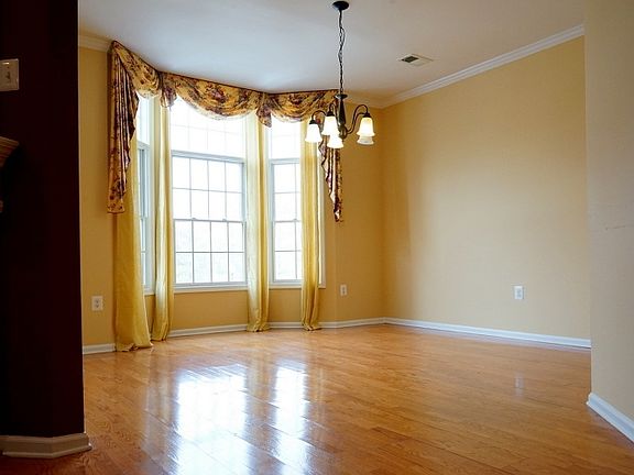 3rd image of 513 Kensington Ln
