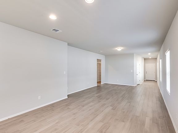 5th image of 205 Tall Grass Dr