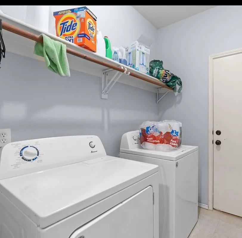 3 bed, 2.0 bath, 1910 sqft, $2,200 — Photo 2