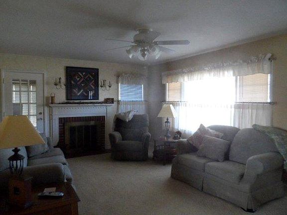 2nd image of 715 Boyd Blvd