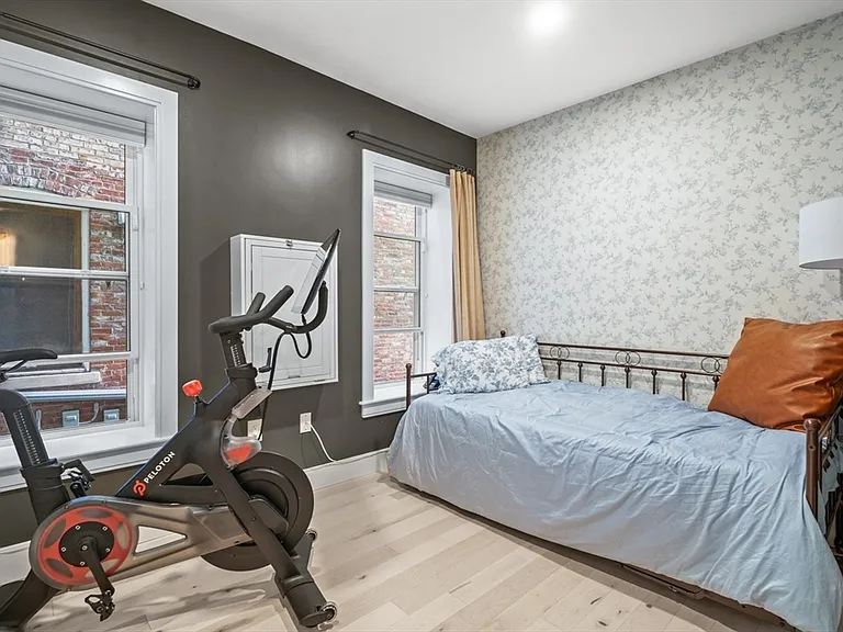 340 Meridian St #1 — Photo 13