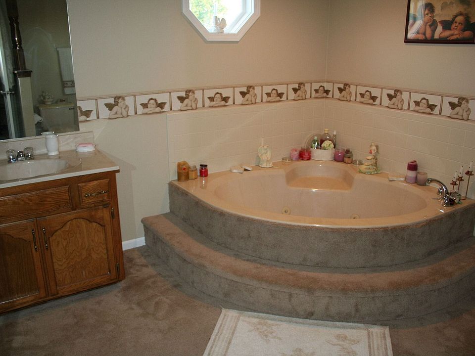Jacuzzi tub in master bath
