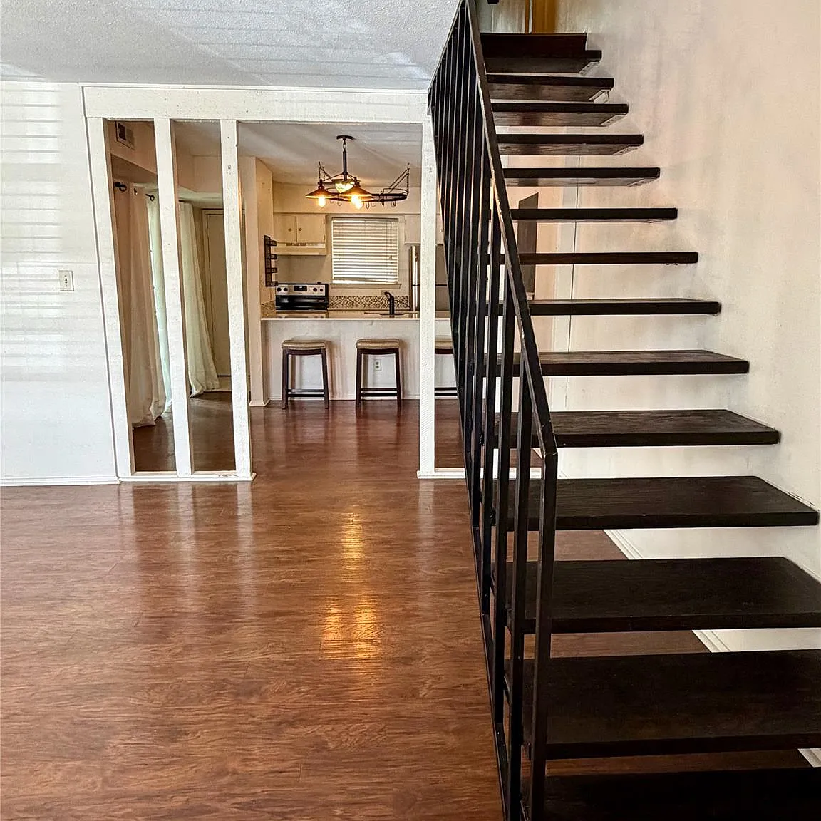 2 bed, 2.5 bath, 1043 sqft, $1,700 — Photo 2