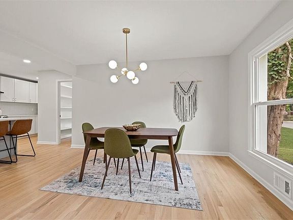 3rd image of 8 W 115th St