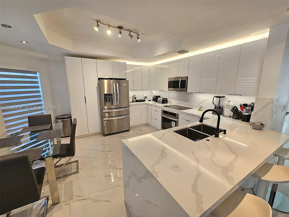 5 bed, 3294 sqft, $5,995 — Photo 3