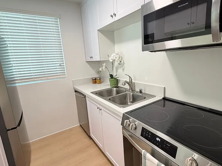 Paz-Sandra, LLC (747 Kingsley) — Photo 9