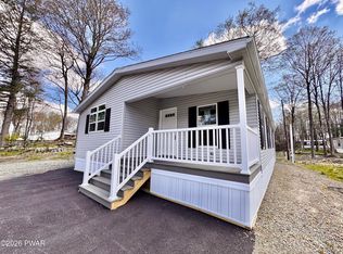 102 Middle Rd, Greentown, PA 18426