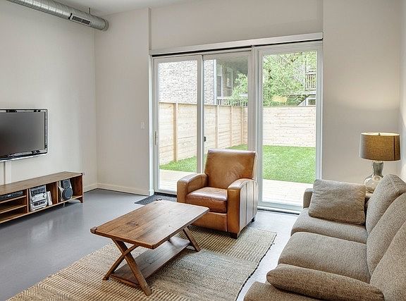 3rd image of 4832 N Clark Ave #105