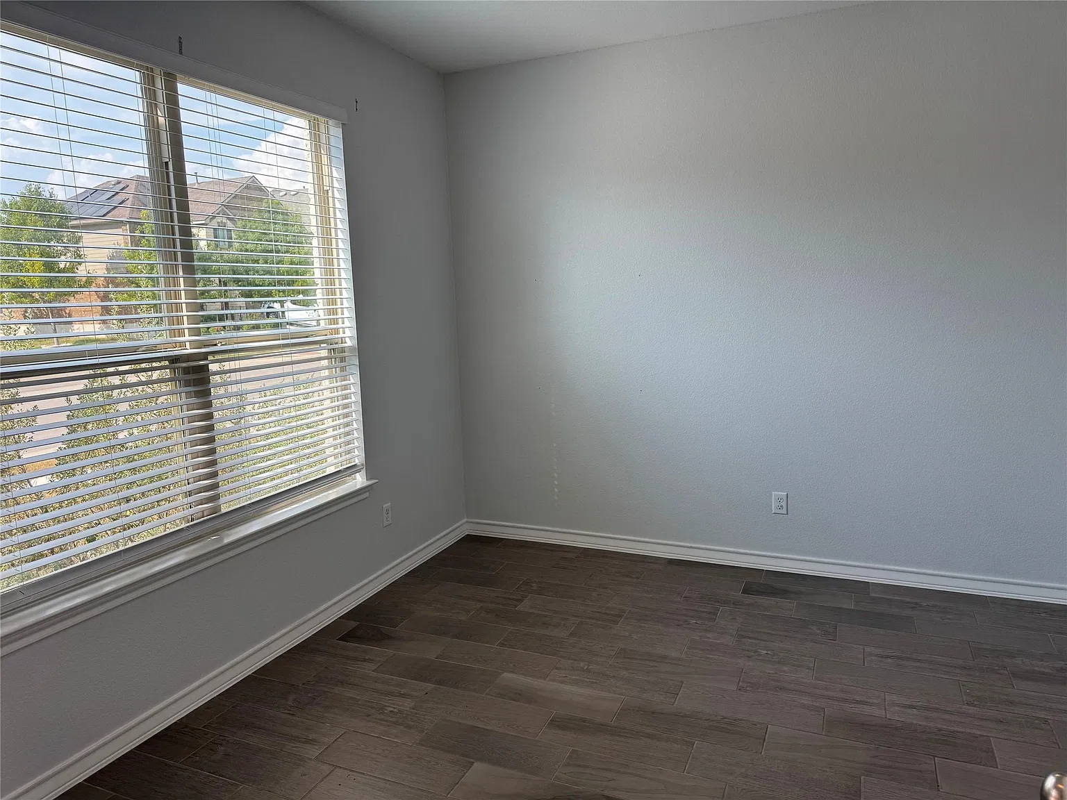4 bed, 2.5 bath, 3200 sqft, $2,800 — Photo 2