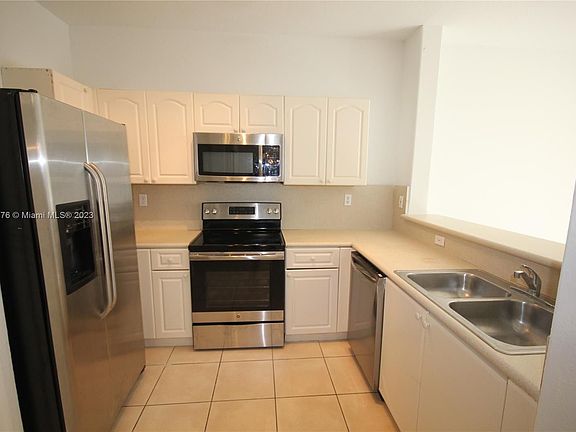 4th image of 1660 SE 29th St Unit 102