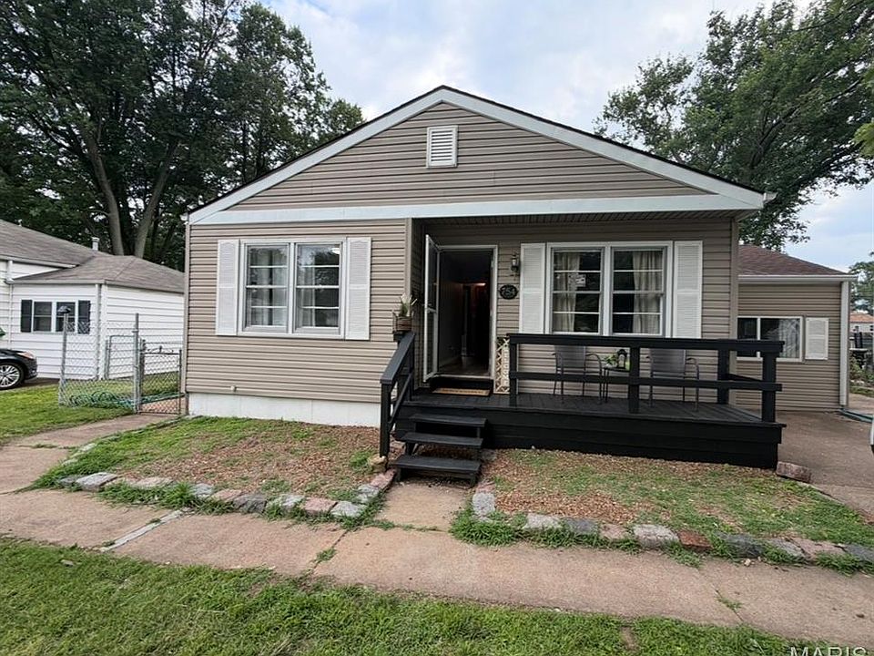 1st image of 754 Loekes Dr
