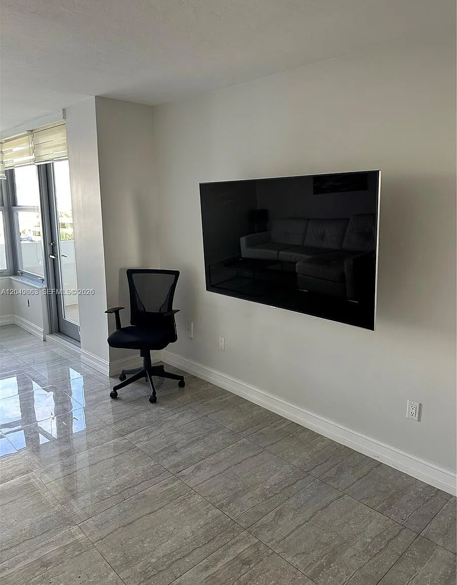 Triton Tower Condo — Photo 4