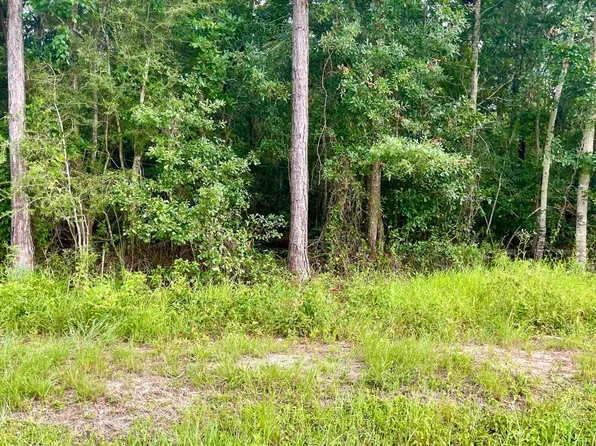 621 Edna St, Waveland, MS 39576